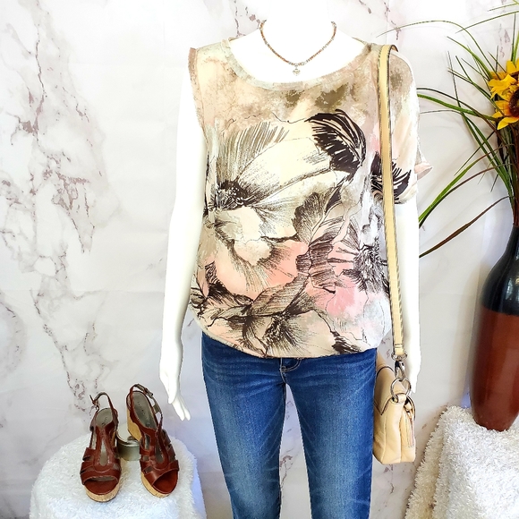 BCBGMaxAzria Tops - BCBGMAXAZRIA 100% silk pretty floral print top